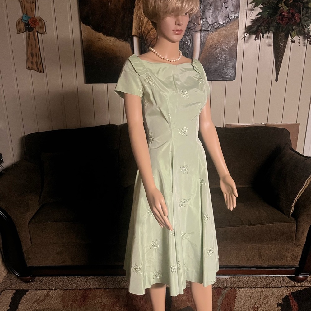 Vintage (1970’s) Mint Green Cocktail Dress W/ Floral Embroideries • Size Small - Picture 11 of 15